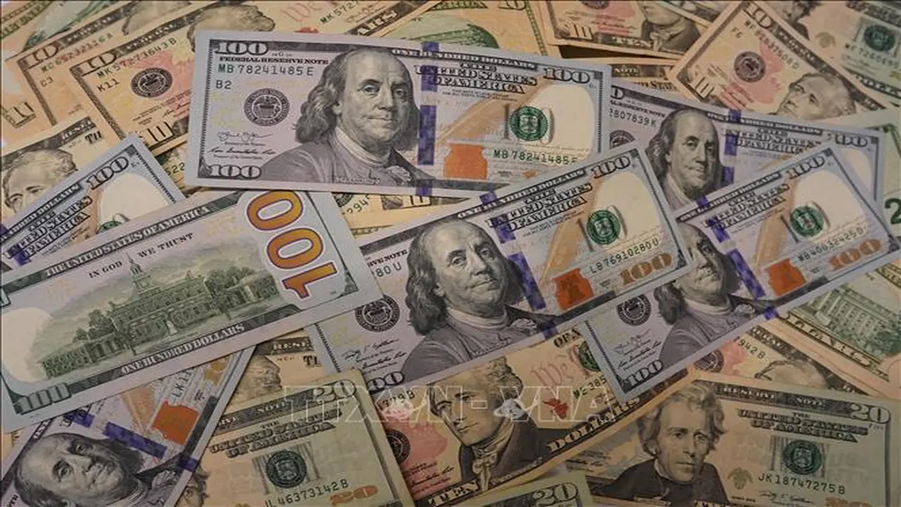 أسباب وراء الارتفاع الحاد في سعر الدولار الأمريكي وتزايد الطلب على الملاذات الآمنة